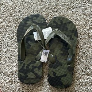 NWT Gap camo flip flops